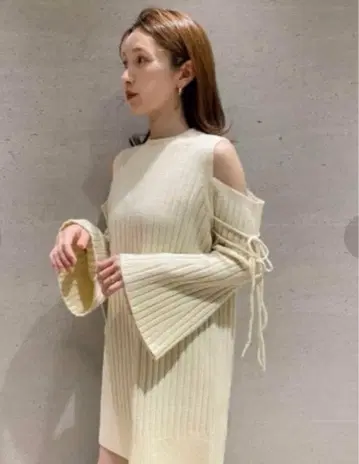 아이보리 오프숄더 리브 니트 원피스