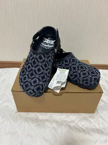 크록스 기하학 패턴 네이비 스포츠 샌들