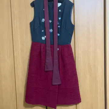 Chesty 비쥬 자수 슬리브리스 원피스