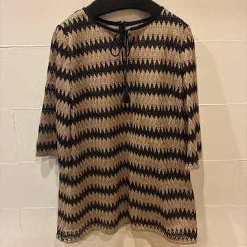 레리안 베이지와 블랙의 물결 무늬 3/4 소매 셔츠