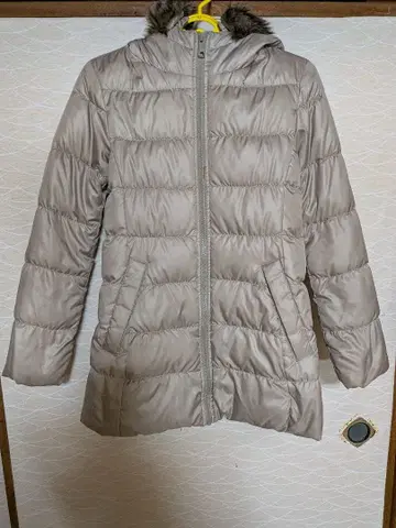 후드 부착 베이지 다운 자켓