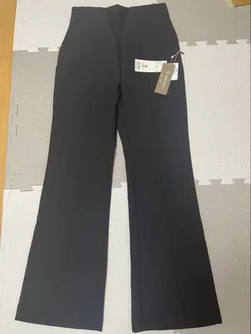 새상품 프리즈마트 턱 팬츠