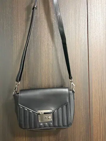 ZARA 블랙 숄더백 스트라이프 디자인