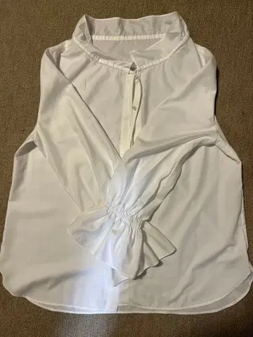 유나이티드 애로우즈 프릴 컬러 플레어 슬리브 블라우스 화이트 리본