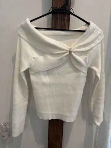 dazzlin 다즐린 트위스트 파츠 니트탑 화이트