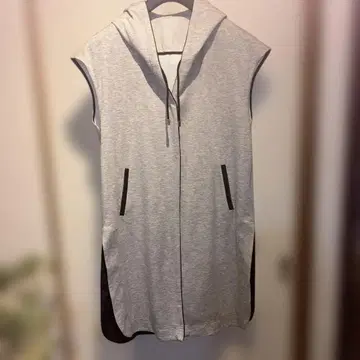후드 부착 그레이 슬리브리스 베스트