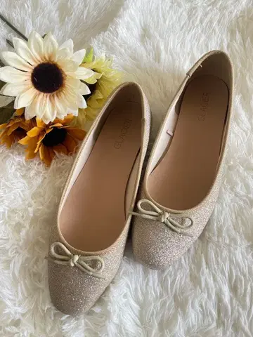 리본 포함 골드 플랫슈즈