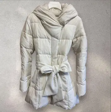 세실 맥비 화이트 후드 부착 다운 자켓