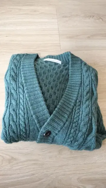 다크 그린 케이블 니트 가디건 그린 라벨 릴랙싱