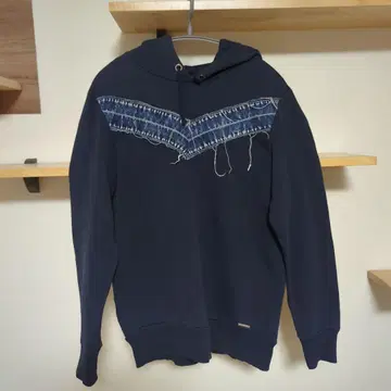 데님 패치가 달린 네이비 후드티