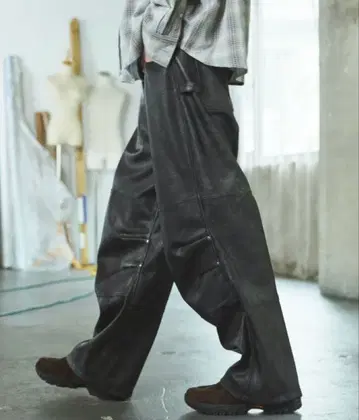 [ OPENING ACT ] 유즈드 가공 인조 가죽 카고 팬츠