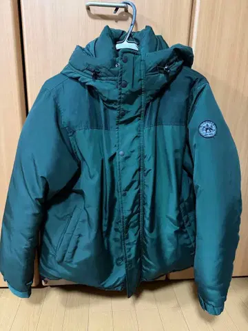 다크 그린 후드 부착 다운 자켓