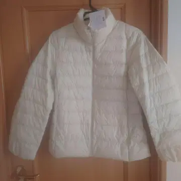 유니클로 울트라 라이트 다운 내추럴 화이트 베이지 크림