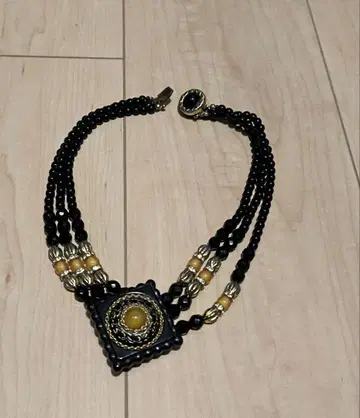 다층 비즈 목걸이 블랙과 금