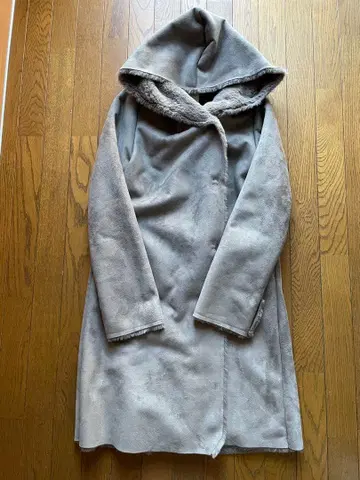 그레이 후드 부착 무스탕 코트