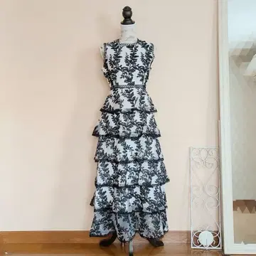 CAWAII 리프 자수 단 플레어 오간자 롱 원피스