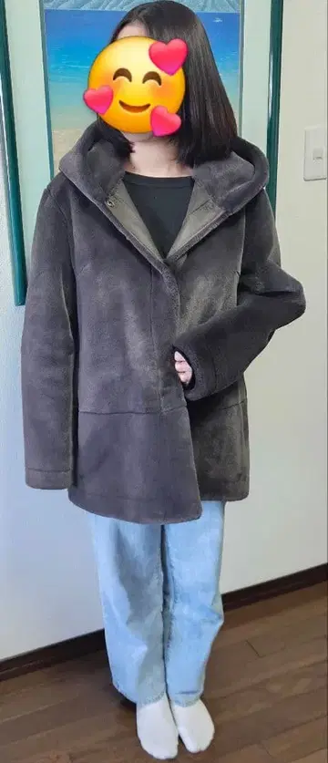 후드 부착 다크 그레이 무스탕 코트