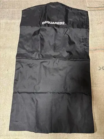 DSQUARED2 의상 커버