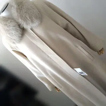 [ 미사용품 ] 퍼 달린 크림색 롱 코트 11AR