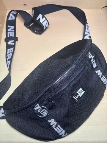 NEW ERA 바디백 블랙