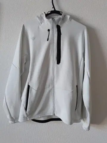 화이트 후드 부착 후드티