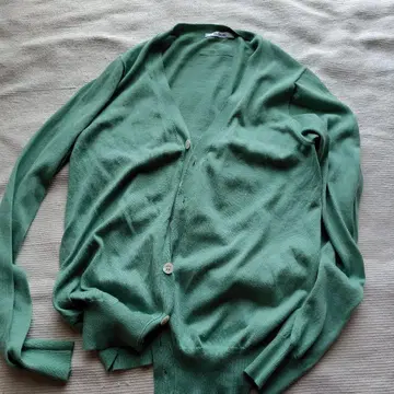 SLOANE 그린 컬러 V넥 가디건 실크 프릴