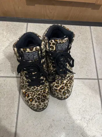 VANS 레오파드 무늬 하이컷 스니커즈