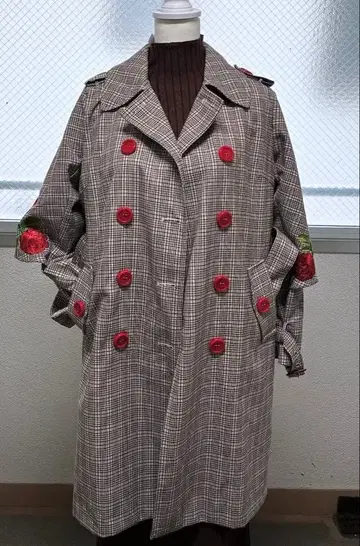 체크 무늬 롱 코트 빨간색 버튼 자수