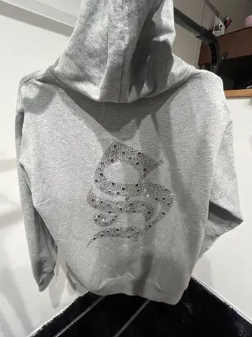 서플라이어 후드티