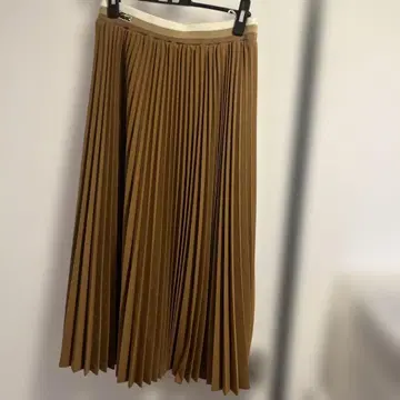 Lacoste 브라운 플리츠 스커트 무릎 기장