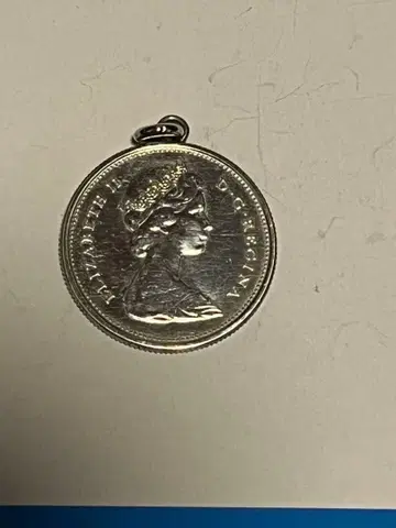 엘리자베스 여왕 타이거 조각 실버 목걸이