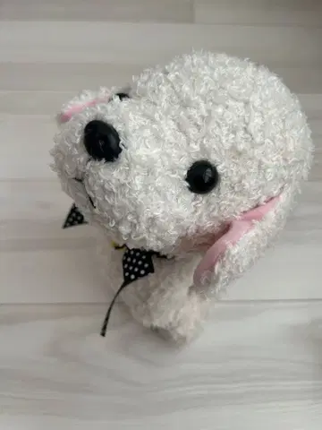 여기 거꾸로 서 있는 강아지 봉제 인형 화이트