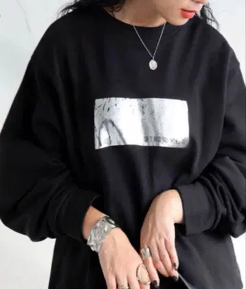 안티카 박 프린트 트레이닝복 맨투맨 여성용 상의 블랙