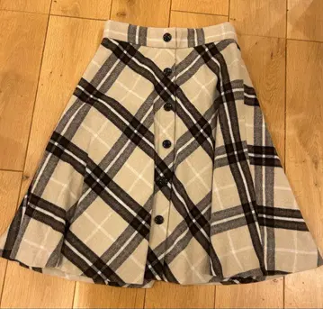 프로포션 체크 무늬 플레어 스커트