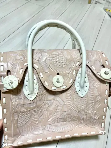 카빙 라이브스 화이트 x 핑크 토트백