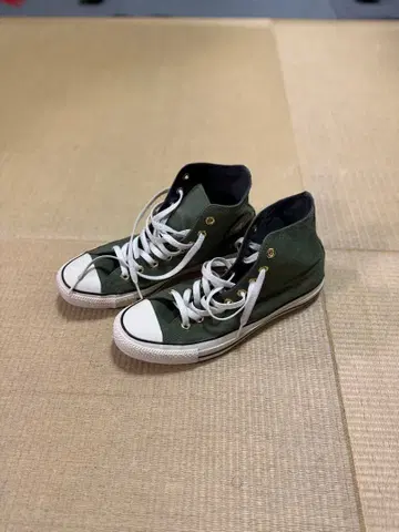 컨버스 하이컷 스니커즈 올리브