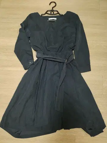 네이비 긴팔 무릎 기장 원피스