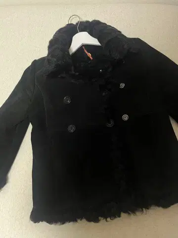 퍼가 달린 더블 버튼 무스탕 코트