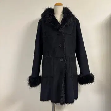 퍼 달린 블랙 하프 코트