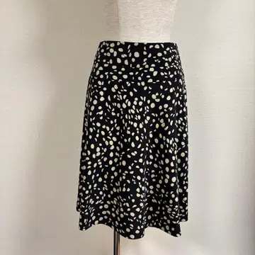 세미 플레어 스커트 블랙과 화이트 도트 무늬