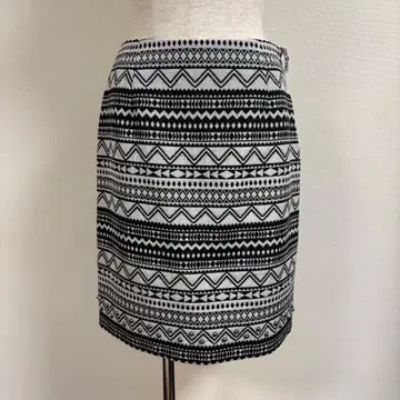 기하학 패턴 타이트 스커트