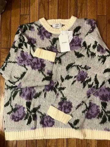 택 포함 새상품 쥬에티 자카드 니트 화이트 원단에 보라색 꽃이 멋짐