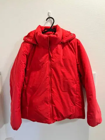 유니클로 레드 계열 다운 파카 탈부착 가능한 후드 부착 다운 90%