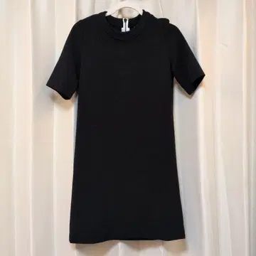qualite 블랙 반팔 무릎 기장 원피스