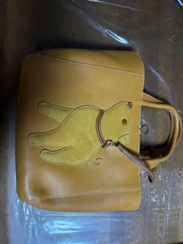 개 자수가 놓인 가죽 핸드백