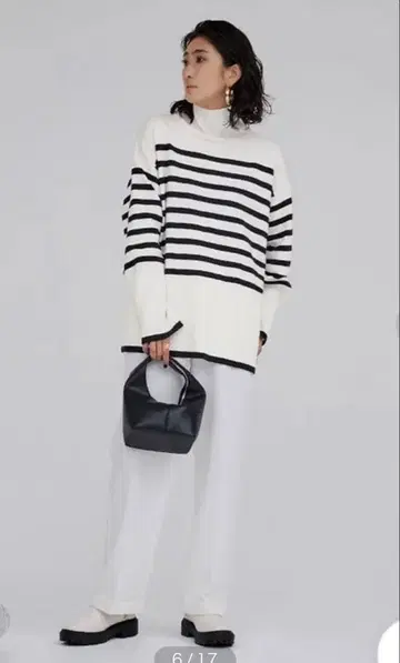 새상품 [ ur's ] 디자인 보더 사이드 슬릿 하이넥 니트