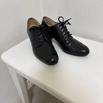 발이 가는 분들을 위한 A폭 22.5cm 레이스업 힐 블랙 악어 무늬