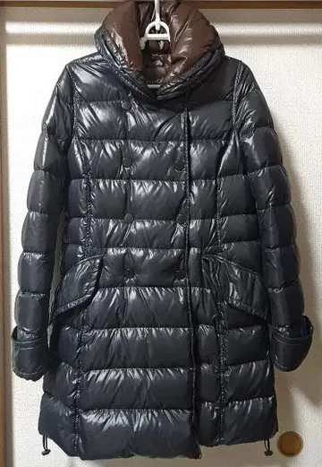 DUVETICA EFIRA 숯 블랙 후드 부착 미들 기장 다운 자켓