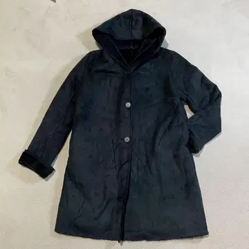 후드 부착 블랙 무스탕 코트 스튜디오 클립