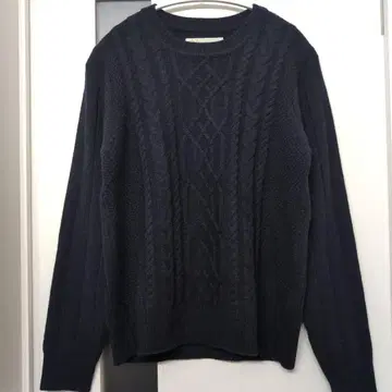 새상품급 네이비 케이블 짜임 긴팔 스웨터 M